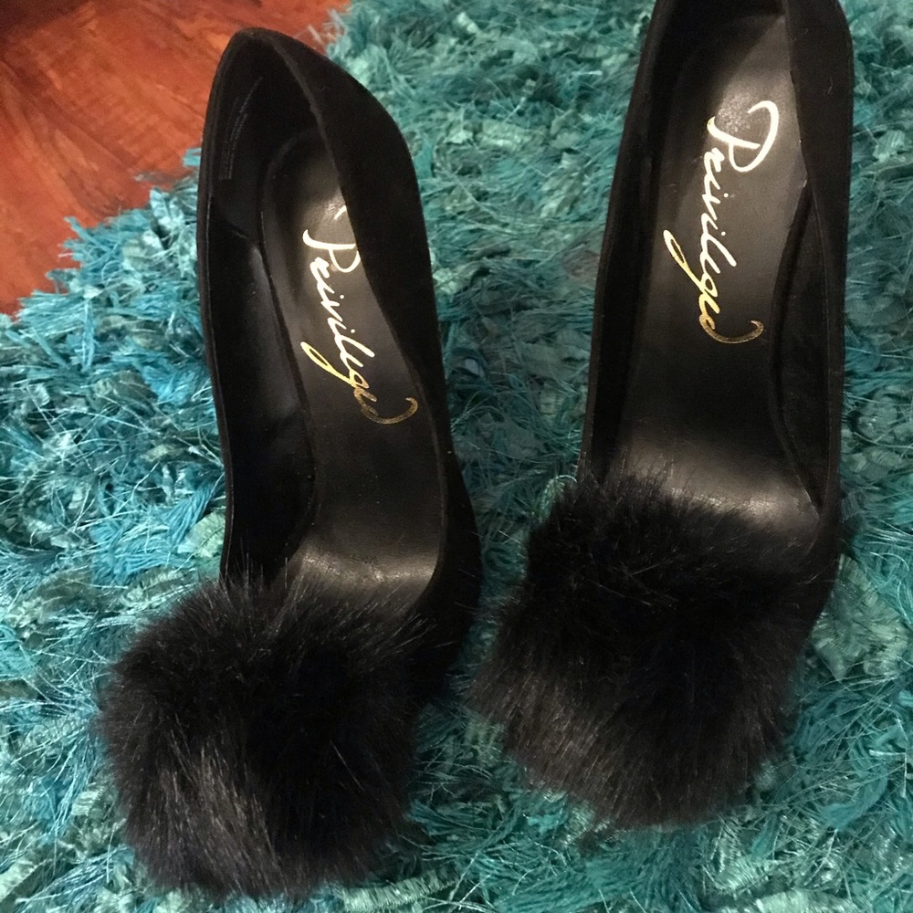 Privileged Pom Pom puff heels 👠